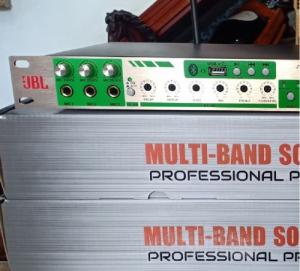 Vang cơ JBL K-600 III Vỏ được làm từ thép không rỉ được sơn một lớp sơn cách điện, cho tính thẩm mỹ lâu dài.