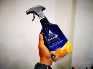 Cách dùng: Mở khoá vòi xịt (chuyển từ OFF sang ON) xịt đều lên bề mặt cần vệ sinh, sau đó dùng khăn ẩm lau theo chuyển động xoay tròn để làm sạch, đối với những vết bẩn cứng đầu thì xịt lên rồi dùng bàn chải chà cọ trực tiếp chỗ vết bẩn rồi dùng khăn ẩm sạch lau lại.