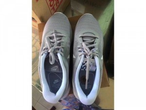 cần bán đôi giày Nike xách tay Mỹ