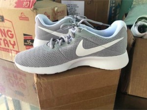 cần bán đôi giày Nike auth