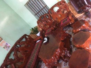 Hết tiền cần bán bộ bàn ghế và kệ tivi.!