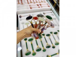Cây lăn massage da mặt cho con gái xinh đá tự nhiên