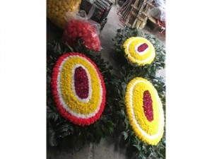 đặt vòng hoa viếng