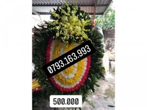 đặt vòng hoa viếng