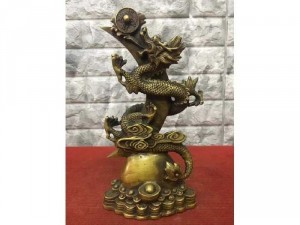 Thanh long ôm nhật nguyệt