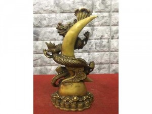 Thanh long ôm nhật nguyệt