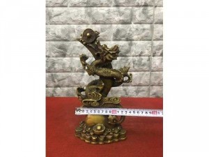 Thanh long ôm nhật nguyệt