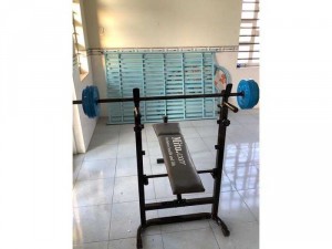 cầu lông và ghế tập cơ ngực