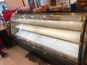Tủ mát trưng bày bánh kem kính cong Alaska 2 tầng