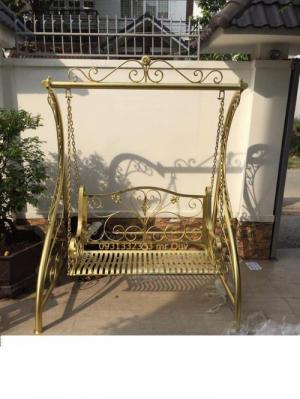 Nếu gia đình bạn đang có một khoảng sân hay một khu vườn nho nhỏ thì bạn có thể làm cho nó trở thành một không gian thư giãn, nghỉ ngơi đọc sách bằng cách thêm vào đó 1 chiếc xích đu sắt nghệ thuật.