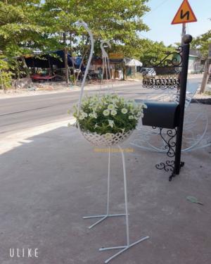 Kệ hoa con hạc sắt nghệ thuật được thiết kế chuyên nghiệp và tinh xảo. Sắt nghệ thuật sang trọng kết hợp với sự sinh động của hoa cỏ hòa quyện vào nhau tạo ra dấu ấn vô cùng đặc biệt.