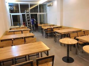 Bàn ghế gỗ dùng cho quán ăn nhà hàng sang trọng