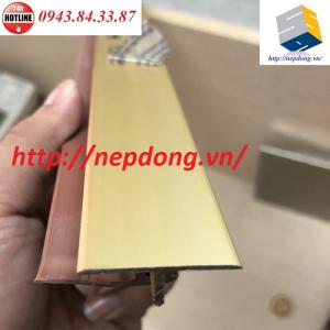 Nẹp T nối sàn gỗ bằng hợp kim nhôm gồm 2 phần nẹp nhôm và đế nhựa, kích thước cao 8mm, rộng 28mm, dài 2700mm, có Màu vàng mờ, màu sâm banh mờ, màu nhôm mờ, màu inox