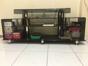 bàn kính để tivi
