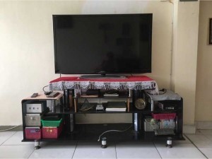 bàn kính để tivi