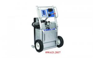 Máy phun PU Foam Reactor A-25 (Graco USA)
- Maximum Fluid Working Pressure: 14 MPa, 138 bar
- Maximum Air Supply Pressure: 0.9 MPa, 9 bar
- Maximum Air Working Pressure: 550 kPa, 5.5 bar
- Pressure Ratio: 25:1
- Air consumption with 02 tip at 1500 psi stall pressure:0.8m³/min
- Machine Maximum Power with hose: 9000 Watts
- Maximum Heater Fluid Temperature: 88°C
- Maximum Hose Fluid Temperature: 82°C
- Maximum Ambient Temperature: 49°C
- Maximum Output: 11.4 kg/min
- Heater Power: 6000 Watts
- Hose Power: 2790 Watts
- Weight: 140.6 kg