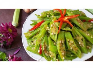 Combo : Gà nấu sa tế , Cơm trắng, canh khoai môn, đậu bắp xào