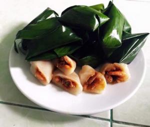 Bánh Ít Mặn tôm thịt: 60k/chục
- Khi ăn sẽ có vị dẻo thơm của nếp hòa quyện với vị béo béo của nước cốt, mặn mặn tôm thịt.
- Do thời tiết nóng bên bánh được hút chân không và bảo quản lạnh
- Chưa ăn thì bảo quản ngăn đá, khi ăn hấp lại hay quay lò viba lại vẫn dẻo ngon như mới