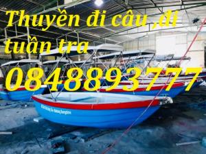 Thuyền chèo tay có gắn mái che gắn máy