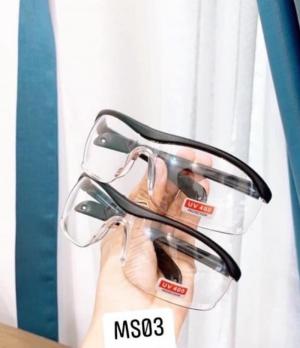 Mắt kính đeo hàng ngay