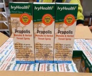 Xịt keo ong Ivyhealth (Úc): 160k/chai 25ml
- Chủ yếu tiêu diệt vi trùng, vi khuẩn, vi rút và nấm trong miệng
- Tăng cường cơ chế bảo vệ miễn dịch cho cơ thể.
- Giữ ẩm, nuôi dưỡng, trẻ hóa và bảo vệ niêm mạc miệng.
- Làm sạch đờm, hỗ trợ thở và cải thiện chức năng phổi.
- Giúp giảm các triệu chứng ho và cảm lạnh.
- Giúp làm giảm các triệu chứng chảy máu, giảm đau của viêm, loét miệng.
- Giảm hôi miệng và thúc đẩy và duy trì sức khỏe nói chung của miệng