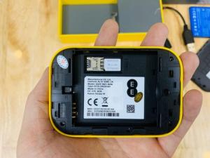 Bộ Phát 4G Wifi Alcatel EE70 Tốc Độ Cao Nhỏ Gọn Thời Trang