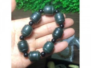 Vòng lu thống đá ngọc bích tự nhiên