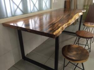Bàn làm việc gỗ me tây dài 2.12m mẫu ốp tường