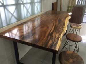 Bàn làm việc gỗ me tây dài 2.12m mẫu ốp tường