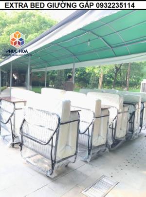 Xuất xứ: Việt Nam
Thương hiệu: Phúc Hòa
– Bảo hành: 06 tháng
– Kích thước mở: 1900*900*500 mm
– Chất liệu:
+ Khung: Sắt dầy 0,8mm sơn tĩnh điện mạ kẽm chống bong tróc
+ Đầu giường: Gỗ công nghiệp ép laminate màu nâu tự nhiên
+ Đệm mút/ loxo dầy 20cm tiêu chuẩn khách sạn 4 sao
+ Bánh xe nhựa đúc siêu bền
+Tuỳ chọn: Đệm mút/Đệm lò xo