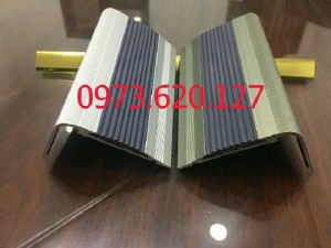 Nẹp chống trơn trượt cầu thang tam cấp