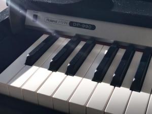Nút nguồn và bàn phím của đàn Piano Roland DP 990 like new