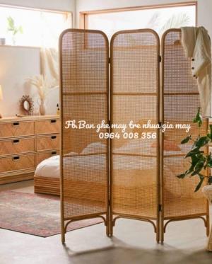 Tấm bình phong bằng mây
Bình phong mây tre
Vách ngăn phòng
Tấm ngăn phòng mây tre tự nhiên.....kết hợp lưới đan ô vuông (lưới mây đan caro)
• Bình phong được làm hoàn toàn từ mây tự nhiên, đã sử lí, không mối mọt.
• Bình phong mây tre rất thích hợp cho gia đình, spa, quán cafe, nhà hàng,.. yêu thích sự mộc mạc, truyền thống và yêu phong cách sống