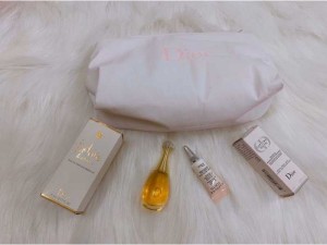 Set nước hoa mini Dior và kem mắt tặng túi đựng mỹ phẩm xinh iu