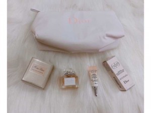Set nước hoa mini Dior và kem mắt tặng túi đựng mỹ phẩm xinh iu