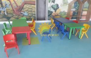 Cung cấp bàn nhựa mầm non hình vuông cho trẻ em học tập, vui chơi