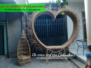 Sản phẩm: Trái tim mây tre đan được làm từ cây mây tự nhiên, những cây mây sợi mây được đan khéo léo tạo hình trái tim xinh xắn. Là sản phẩm kết hợp giữa khung sắt và mây tre.