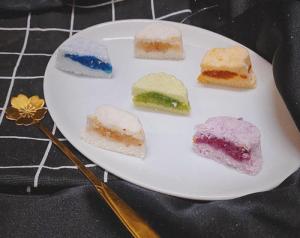 Bánh in ngũ sắc nhân dừa non