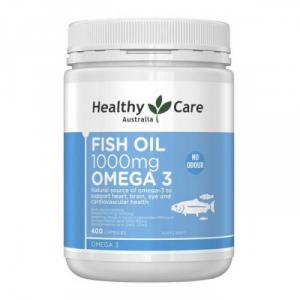 DẦU CÁ HEALTHYCARE: 430k/hộp 400 viên, date 2023
- Fish oil Healthy care Omega-3 1000mg là dầu cá tự nhiên được chiết xuất từ cá nước lạnh chứa omega-3 axit béo giúp giảm các triệu chứng của suy yếu thể lực, chứng rối loạn tâm thần ,hỗ trợ chống viêm trong cơ thể, có thể làm giảm viêm sưng và các vấn đề liên quan với viêm khớp,tim mạch, hệ thống mắt, Chức năng của não, Cholesterol, hệ thống thần kinh.
- Axit béo Omega 3 có trong dầu cá cho bạn một hệ tim mạch khỏe mạnh: Giúp bảo vệ tim mạch. Dầu cá chứa nhiều a xít béo Omega 3 giúp bạn tránh nguy cơ bị đột quỵ, giúp ngăn ngừa quá trình xơ cứng động mạch, là nguyên nhân dẫn đến chứng xơ vữa động mạch.
- Hạn chế dung nạp Cholesterol vào cơ thể: Giúp chữa bệnh tăng huyết áp và béo phì. Nghiên cứu phát hiện ra rằng một chế độ ăn uống giảm cân bao gồm cả ăn cá thường xuyên sẽ giúp giảm mập khá hiệu quả.
- Hỗ trợ chức năng mắt, não và hệ thần kinh
- Cung cấp dưỡng chất cho tóc mượt mà, làn da căng mịn, móng chắc khỏe.
- Hỗ trợ làm giảm lượng triglyceride và cholesterol trong máu, cải thiện bệnh tiểu đường
- Bồi dưỡng mô võng mạc mắt, giúp sáng mắt, giảm mỏi mắt khi sử dụng máy vi tính, xem ti vi, đọc sách báo.
HƯỚNG DẪN SỬ DỤNG
- Bổ sung Omega-3: Người lớn – Uống 1 viên nang 3 lần mỗi ngày, hoặc là chuyên nghiệp theo quy định.
- Đối với viêm khớp:
- Người lớn – lên đến 4 viên 3 lần mỗi ngày với thức ăn hoặc theo sự chỉ định của bác sĩ
- Trẻ em (từ 6 năm đến 12 năm) – 1 để 2 viên nang mỗi ngày (có thể trộn vào sữa, nước trái cây) hoặc theo sự chỉ định của bác sĩ