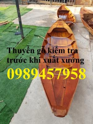 Xuồng gỗ được kiểm tra trước khi xuất xưởng