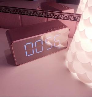 Loa kết hợp đồng hồ LED