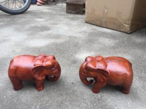 Cặp tượng voi nguyên khối gỗ hương dài 20 cm