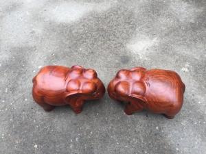 Cặp tượng voi nguyên khối gỗ hương dài 20 cm