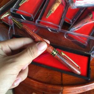 Bút bi gỗ sưa đỏ