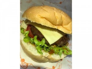 MỲ Ý SỐT KEM THỊT HEO XÔNG KHÓI, HAMBURGER BÒ
