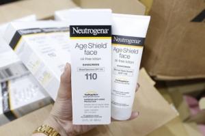 KEM CHỐNG LÃO HÓA + CHỐNG NẮNG DÀNH RIÊNG CHO MẶT NEUTROGENA SPF 110 - TƯƠI XINH TRONG NẮNG
Xuất xứ: Hoa Kỳ
Giá bán: 240k/tuýp 88ml, date 2022
• Neutrogena Age Shield chứa thành phần hydrate bổ sung cho da như một loại kem dưỡng da, bảo vệ và duy trì sự trẻ hoá làn da.
• Sản phẩm giúp ngăn chặn việc cháy nắng và sự hình thành của các sắc tố nám trên da.
• Kem được hấp thụ một cách nhanh chóng, tạo cảm giác tươi mát, không nhờn dính, không khó chịu.
• Không chứa dầu, không trôi trong nước/mồ hôi
– Thoa lên da 15-30’ trước khi tiếp xúc ánh nắng mặt trời.
– Có thể được áp dụng trực tiếp cho da ẩm ướt.
– Thoa lại sau khi bơi, đổ mồ hôi quá nhiều, lau bằng khăn hoặc phơi nắng nhiều