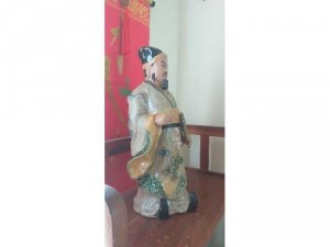 Tượng gốm men rạn Khổng Minh