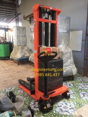xe nâng điện đi bộ lái 1,5 tấn cao 3 mét , nâng hạ và di chuyển hàng tất cả đều bằng điện