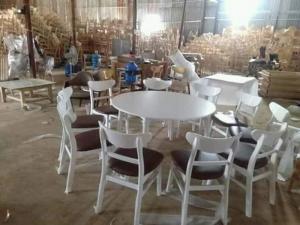 Bộ bàn ghế Mango gỗ sơn trắng bọc nệm Simili màu nâu