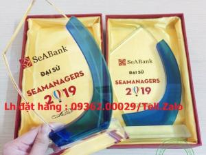 Sản xuất, cung cấp kỉ niêm chương,cup lưu niệm mica cho các doanh nghiệp